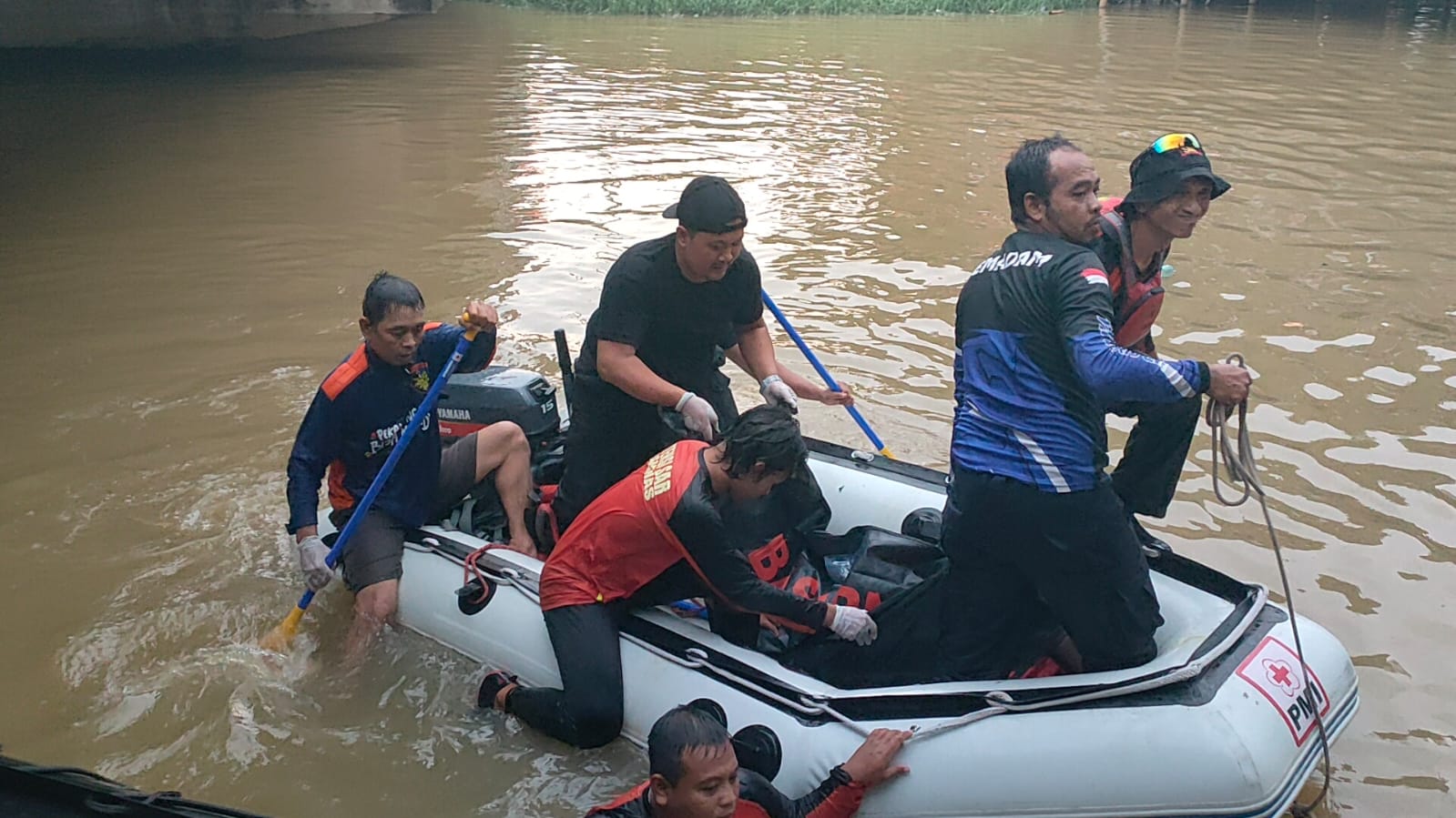 Pemuda tanpa identitas hanyut di sungai logi tim sar lakukan evakuasi